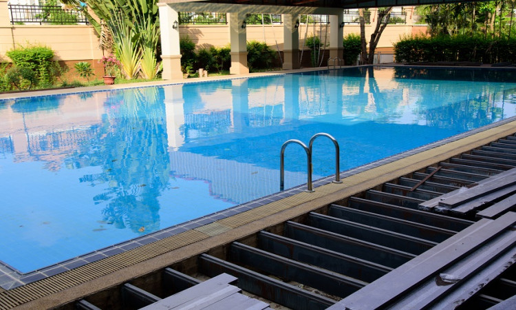 What you need to know about making your swimming pool chlorine-free