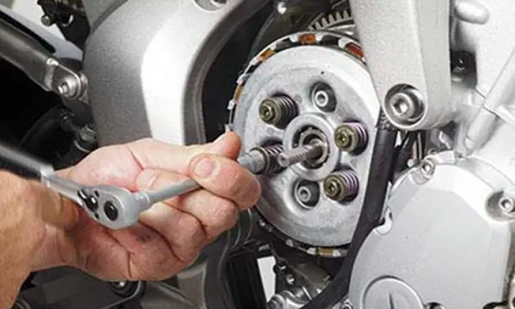 How to Get Rid off Stiffened Clutch Levers and Make Rides Smooth?