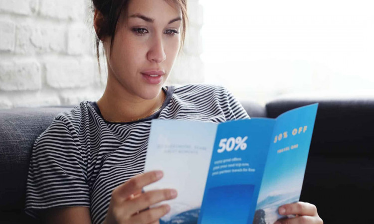 What are advantages of leaflets in advertising?