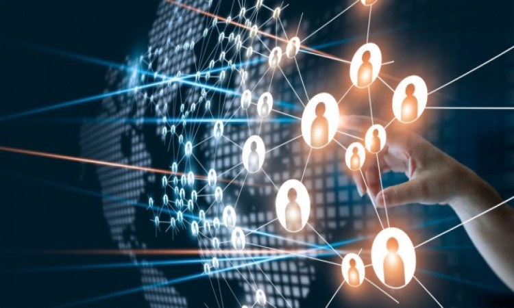 What are the benefits of using headhunting recruitment?