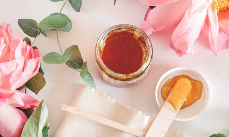 Waxing with the Sugaring Paste