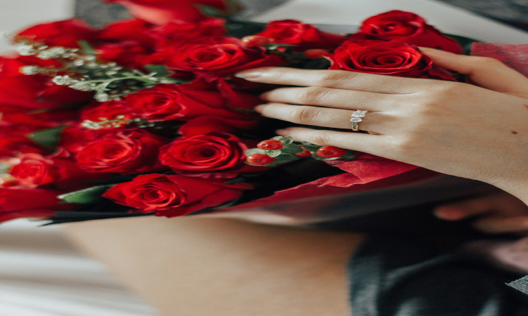 6 Incredible Ways To Give Flowers To Your Lover On This Valentine